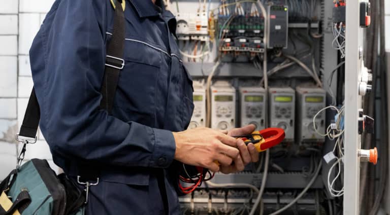 How much do commercial electricians make in Australia?